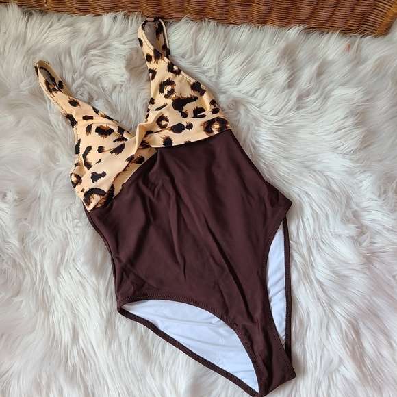Bronw animal print and solid one piece - Picture 9 of 12